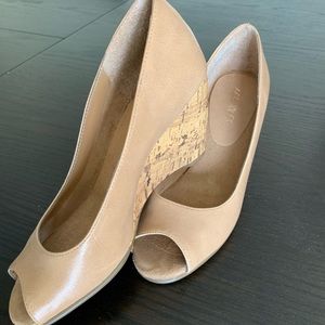 Aerosoles shors size 38.5 almost new .Heel 3.25